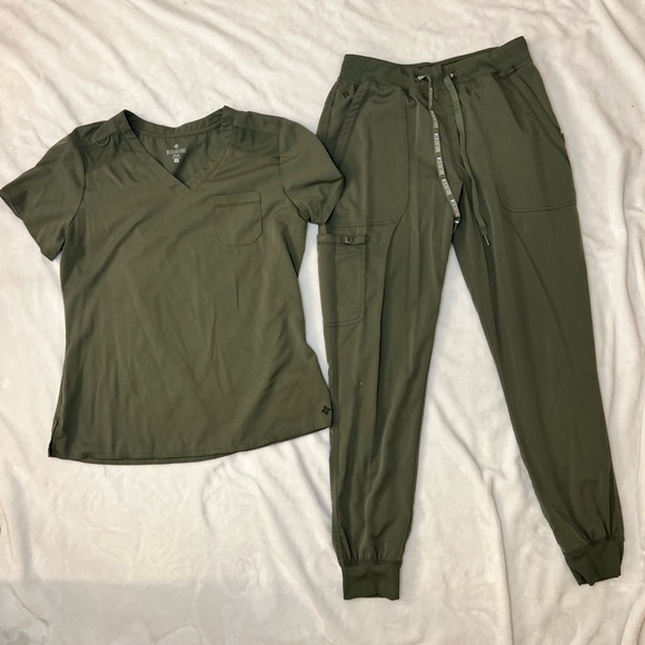 Med CUTOURE scrub set! Medium top and MT Bottoms - Picture 1 of 1